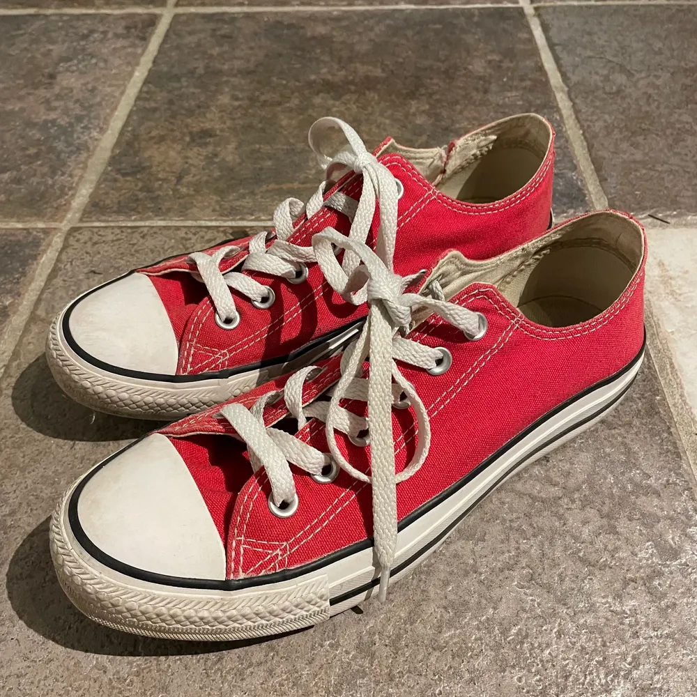 Röda låga converse. Säljer då de tyvärr är för små för mig. Den högra skon är lite trasig (se sista bilden), men är i övrigt i bra skick! 100kr + frakt 💙💙. Skor.