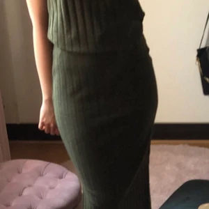 Set - Topp med polokrage och kjol - Set från Mango. Str. S. Modell på bilden är 161 cm lång. Det är ett militärgrönt ribbat set som har slits i både topp och kjolen. Använt fåtal gånger, fint skick. 