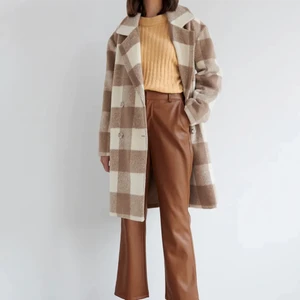 Gina Tricot Johanna Coat - Säljer min ursnygga kappa från Gina. Denna säljs inte längre och har haft den i två år, däremot är den inte så använd. Alltså i fint skick. 💓 Första bilden är från Ginas hemsida, och andra lånad från misslissibell. Sista bilden visar hur den sitter på mig. Jag är 167 lång och den går ungefär till knäna på mig. Nypris var 899kr.