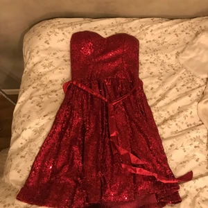 Helt ny coktail klänning - Helt ny klänning som aldrig används, säljer för att jag aldrig känt att de varit min stil. Har vadderade kupor och är i stlk S. Nypris 600 pris kan diskuteras. Medellång för mig som är 155