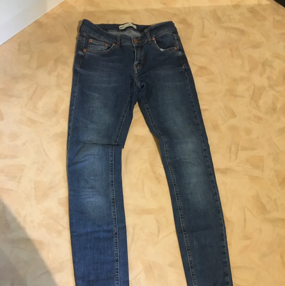 Skinny jeans, i en perfekt blåa färg. Säljer då de har blivit alldeles för små för mig! 💙🦋 OBS: dessa är jättesmå i storlek, mer som en 34 och inte 38 som de egentligen är! . Jeans & Byxor.
