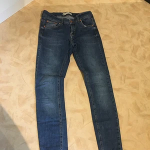 Skinnyjeans - Skinny jeans, i en perfekt blåa färg. Säljer då de har blivit alldeles för små för mig! 💙🦋 OBS: dessa är jättesmå i storlek, mer som en 34 och inte 38 som de egentligen är! 