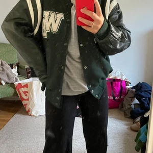 Jacka - Bomberjacka i grön färg, super snygg😍😍