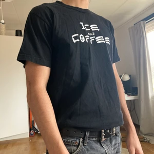 T-shirt - Cool Y2K t-shirt. Skelett bokstäver..