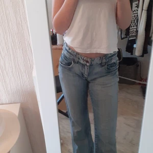Jeans  - Ett par skitcoola blåa utsvängda lågmidjade jeans med hjärtan på back fickorna,  de är bra skick å är i stl 36 , börjar budgivningen på 100kr plus 70kr frakt,  om bara en vill ha dom så får hen dom för 100 plus frakt 
