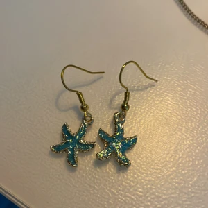 Örhängen  - Här är blå gröna sjöstjärnoörhängen!! 