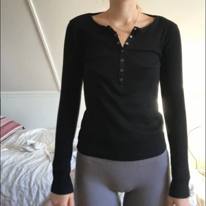 Svart ribbad topp - Svart långärmad ribbad topp från zara med tryckknappar. Storlek XS, fint skick💘💘