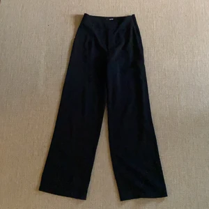 Kostymbyxor - Svarta raka kostymbyxor i strl 36 från bikbok. Jättefina men säljer då de tyvärr har blivit för små. De är för korta på mig som är 168, skulle säga att de är perfeka för någon som är runt 165 ungefär. Sprsamt använda och i jättefint skick:)