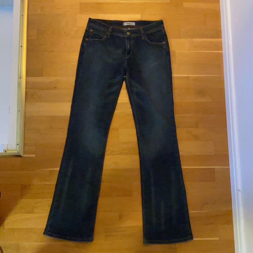 intressekoll på dessa lågmidjade vintage levis jeansen i modellen 572 bootcut. sitter supersnyggt på men tyvärr är de lite små för mig! skulle säga att de är mer av en w30. innerbenslängd 84cm midjemått 76cm. Jeans & Byxor.