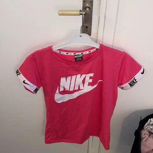 Nike kort ärmad tröja  - Köpte den i hemlandet! Så där av står det L på den men det är egentligen en s storlek! 