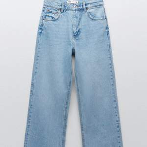 Säljer mina trendiga oanvända zara jeans då de inte passar mig. Prislappen är t.om kvar. Storlek 38. 