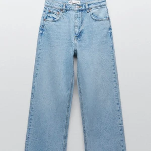 ZARA 90’s full length jeans helt nya  - Säljer mina trendiga oanvända zara jeans då de inte passar mig. Prislappen är t.om kvar. Storlek 38. 
