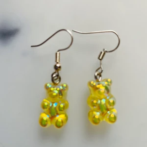 Gula gummibjörns örhängen  - De är gula och man får med plupp