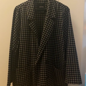 Monki-kavaj  - Snygg rutig kavaj inköpt från Monki. Mjukt och luftigt material! 