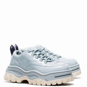 Eytys Angel light blue Ice - Lackerade ljusblå angel Eytys skor, nyskick endast använda 1 gång!! Ordinarie tillhörande låda och dustbag finns kvar. Inköpspris: 2800 kr 