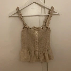 Söt topp - Den här gulliga toppen som är använd Max 3 gånger 😀skriv för mer bilder! Är i storlek 38 men passar även som 34 