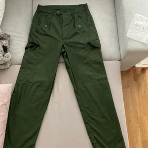 Vintage byxor!  - Vintage byxor med mycket fin passform. Skulle säga att dom sitter som 29 i midja. Passar fint över skorna. Pris för dessa är 250 kr plus frakt alternativt mötas i Stockholm. Kan skicka fler mått och bilder vid intresse.