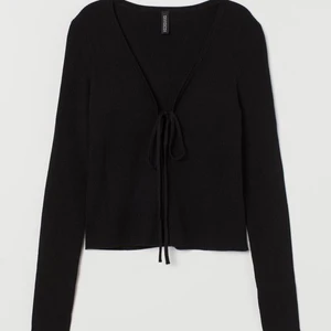 Knytkofta - Säljer min fina knytkofta från HM, aldrig använd och i perfekt skick. Storlek M och du får den för 100🖤🖤