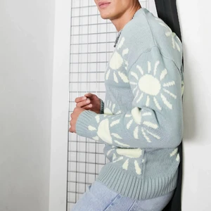 Stickad tröja - Trendig stickad tröja ifrån asos (helt oanvänd, lappar kvar). Skitsnygg på både tjejer och killar! Tröjan är i färgen ”kakigrön” men är väldigt lik grå. Hör av dig för fler bilder! 💚