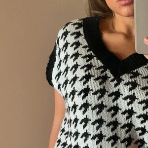 Stickad väst  - Märke: Missäy                                                                          Skick: Nyskick                                                                       Storlek: Onesize                                                                       Frakt tillkommer🖤🤍