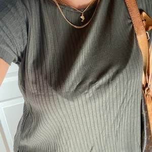 Grön ribbad T-shirt - Från Pull&Bear, mycket bra skick!