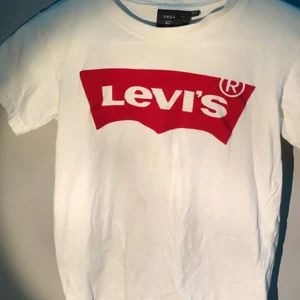 Levis t-shirt  - En Levis T-shirt som på själva märket är gjort av sammet.