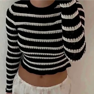 Populär Zara topp - Säljer min tröja ifrån Zara, knappt använd. Buda ifrån 160kr❤️ Hör av er vid frågor❤️