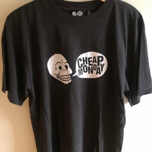 T-shirt - En Cheap Monday t-shit som är oversized 