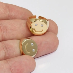 24k guldpläterade ringar - Jättefina 24k guldpläterade ringar. 17-18mm men justerbar så man kan justera efter sitt finger.  Kan fraktas överallt I Sverige för 13 kr (icke spårbar)  och 66kr för spårbar. 