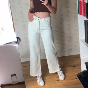 Vita lois-jeans - Jättesnygga lois-jeans! Är ljusblåa men ser vita ut :) Pris kan diskuteras🤎