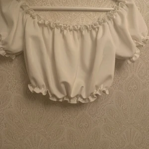 Vit top - Vit top köpt på nelly, väldigt fint skick. Köparen står för frakten💓