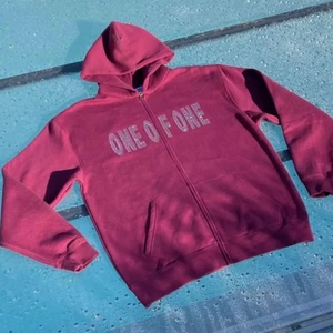 One of one hoodie - Intressekoll på min jätte fina one of one, köpt nyligen och nästan aldrig använd💓 skriv privat vid intresse!!. Flera intresserade, buda i kommentarerna 