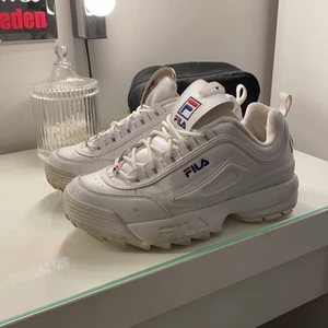 Fila skor - Fila skor i strl 39:) dom är använda väldigt få gånger men fint täcken på användning 