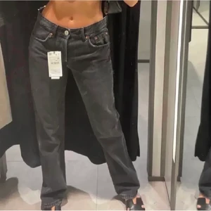  zara - Budgivning på dessa jeans från zara, använda 2 gpnger(lånad bild) köp direkt 500kr ink frakt