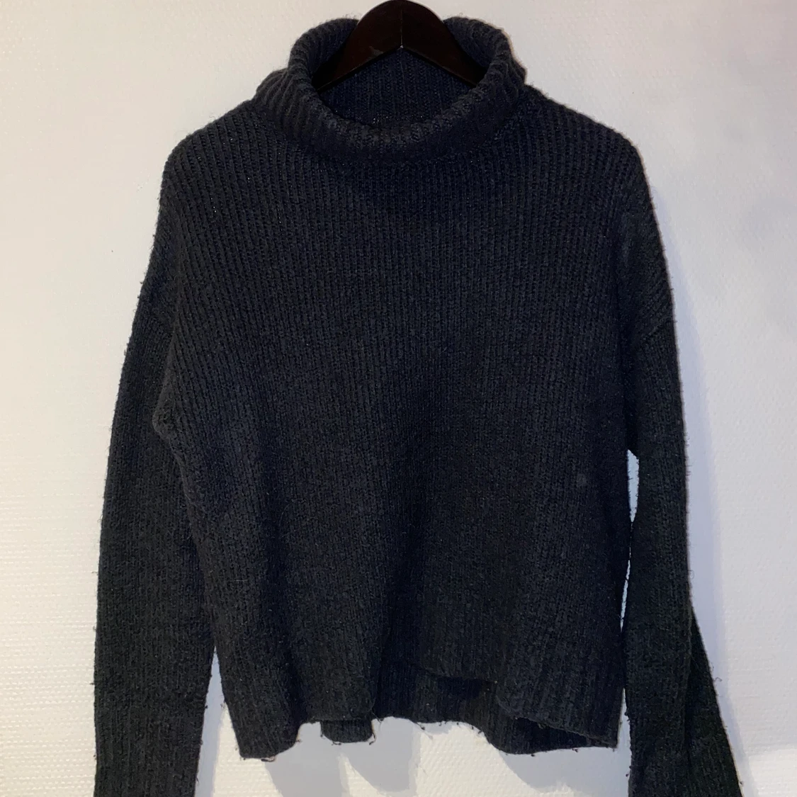 Svart stickad tröja