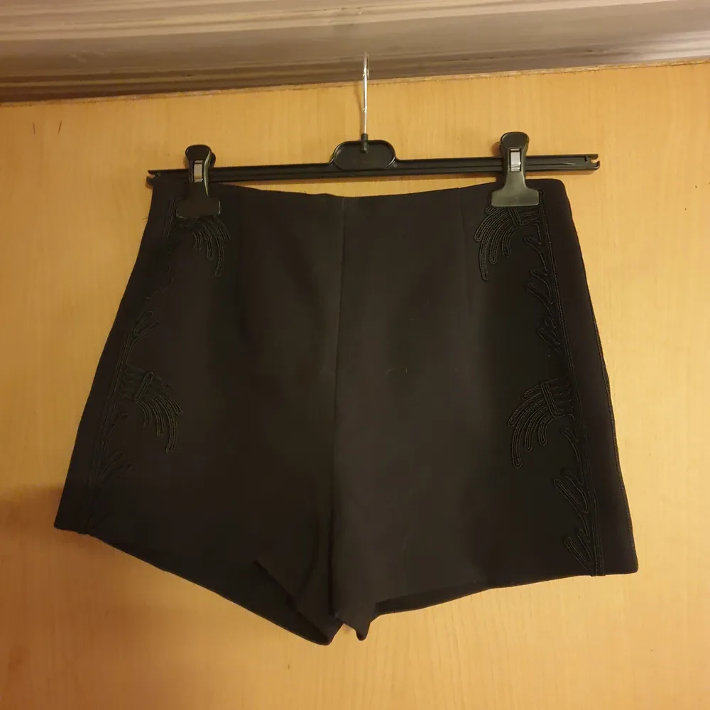 Svarta Bolero shorts enormt snygga nya,oanvända,med broderat mönster på sidorna,nypris 300 kr. Kjolar.
