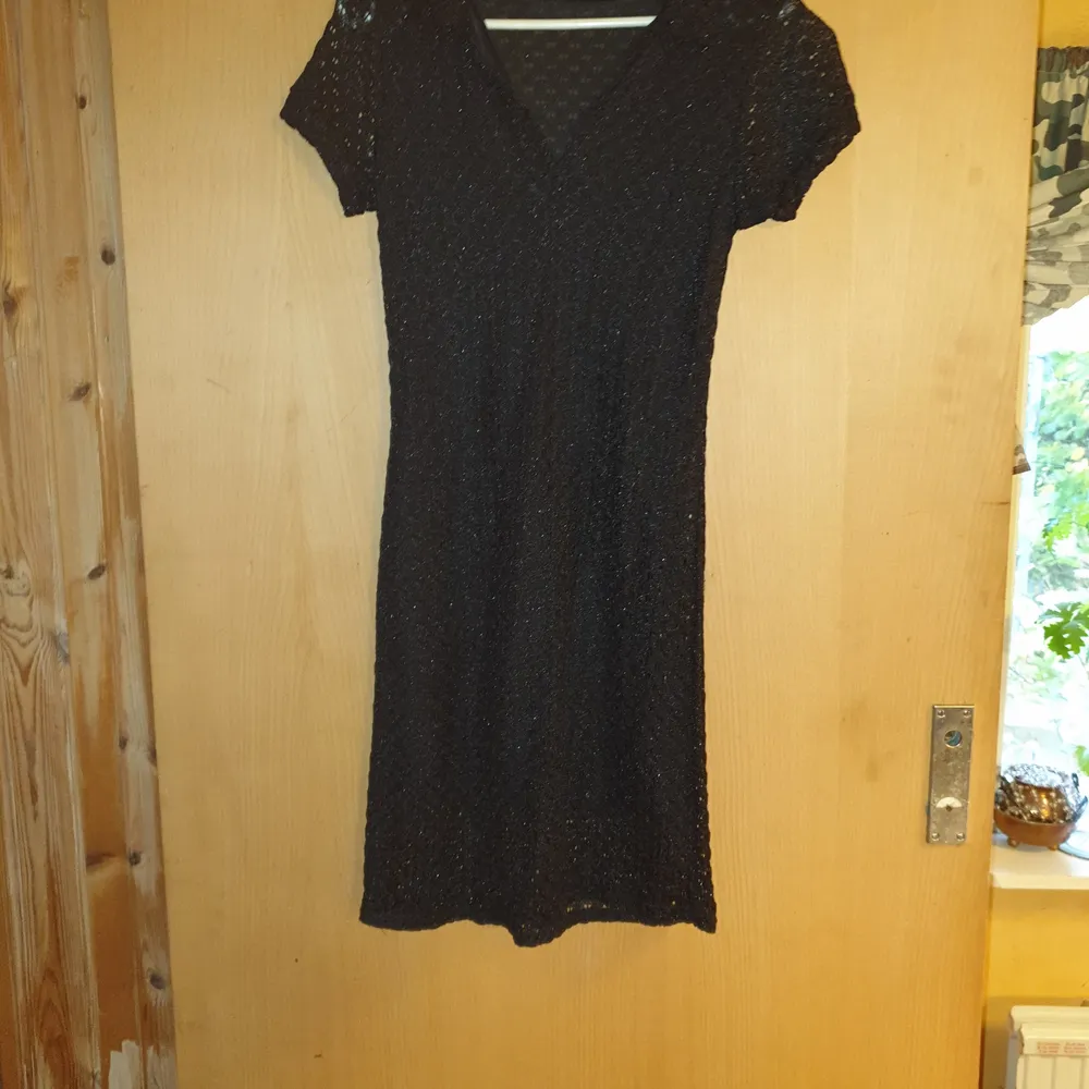 Snygg svart klänning med glitter,mjuk och behaglig stl 2 ,längd från axel är 90 cm. Klänningar.