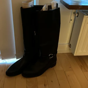 Stövlar ralp lauren  - Helt oanvända ralp lauren stövlar, svarta med en dragkedja på sidan och märke på sidan. Passar 38/39