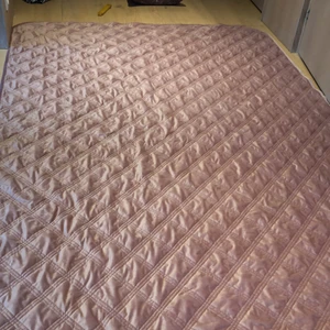 Matchande sett - Detta är ett fint överkast som är i en sametsrosa och så finns det en matchande kudde till! Vill man bara ha överkastet kostar det 200 kronor. Vill man ha bara kudden så kostar den 99 Kronor! Och vill man ha båda kostar dom tillsammans 299 kronor! Överkastet är på längden 245cm och på bredden 159cm! Kuddfodralet är 48 cm på alla sidor dessa kommer i ett pack men om man vill kan man köpa dom separat! Alltså om man bara vill ha en va dom kan man få bara en av dom! 