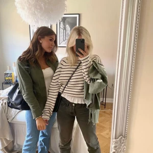 Stickad randig tröja  - Säljer den snygga randiga tröjan från Gina, strl xs men som ni kan se på bilden är den overzised och passar större, den är näst intill oanvänd 