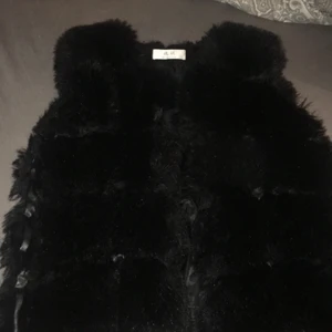 VÄST (FEAK PÄLS) - S KAN ANVÄDA SOM M OCH KANSKE XS EN GAMMAL PÄLS VÄST DOM EJ GÅR TILL ANVÄNDNING JÄTTE FIN OCH BILLIG 