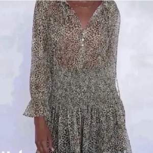 Leopard klänning från zara som inte längre är tillgänglig i butik❤️ lägger upp igen pga oseriösa bud. Buda endast om du är villig att köpa!❤️