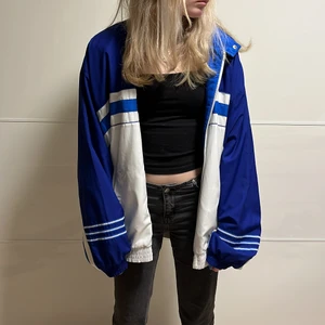 Adidas vind jacka  - Säljer på grund av att den är för står. Den är i ett fint sjuk 