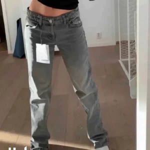 Supersnygga jeans🐨🤠🦛💕 - Hej! Säljer mina favorit jeans då dem dessvärre är för små för mig! Jeansen är i modellen straight mid Waits och riktigt snygga enligt mig själv.🐨🤠🦛💕 jeansen är i stl 32.🤠 budgivning!