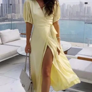 Gul Satin klänning fr ZARA - Gul satinklänning från Zara i storlek medium, som tyvärr har blivit för liten. Storleken är en mindre medium som också passar small då den knyts, den går även att knyta på olika sätt. Klänningen är slutsåld och går inte längre att köpa. Pris 250kr