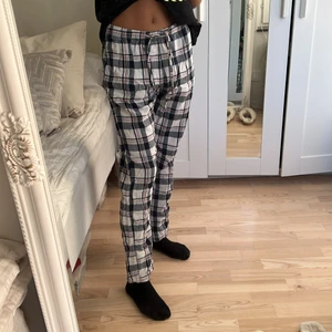 Rutiga pyjamasbyxor 💙🤍 - Säljer dessa pyjamasbyxor ifrån herravdelning ifrån HM, använda fåtal gånger så i fint skick förutom att dem är lite skrynkliga. 