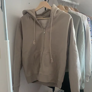 Brandy hoodie - Superfin och nästintill oanvänd ziphoodie från Brandy Melville. Är en one size men sitter oversize på mig som har XS och normalt på någon som har M