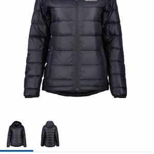 Svart Peak Performance jacka  - Säljer nu en svart peak jacka som köptes på rea för 1599kr men ord: 2499. Jackan har ett jätte litet hål som knappt syns  nedanför peak märket. Annars är den hel och perfekt nu till vintern. 