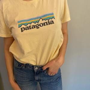 Snygg och skön t-shirt från Patagonia i ljusgul färg. Aldrig använd och bra kvalité.