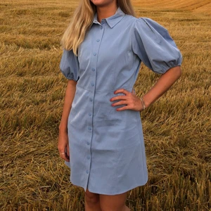 Klänning från Envii. Strl.M - Blå klänning från Envii i nyskick.